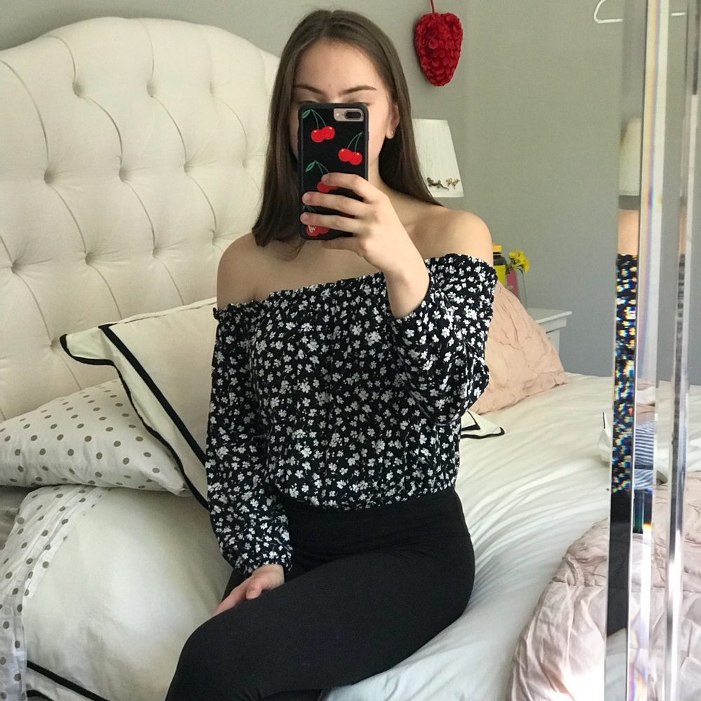 🔴SOLD🔴 Brandy Melville off-shoulder Floral Top